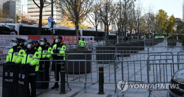 민주노총이 서울 도심 집회를 예고한 13일 광화문 거리를 경찰이 통제하고 있다./연합뉴스