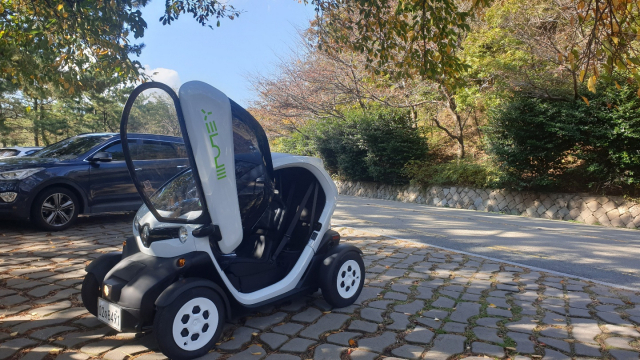 투어지가 운영하는 소형 전기차 트위지(TWIZY)가 10일 부산 달맞이 공원에 주차돼있다. 트위지의 양쪽 문은 시저도어 방식으로 위로 열린다./부산=김인엽기자