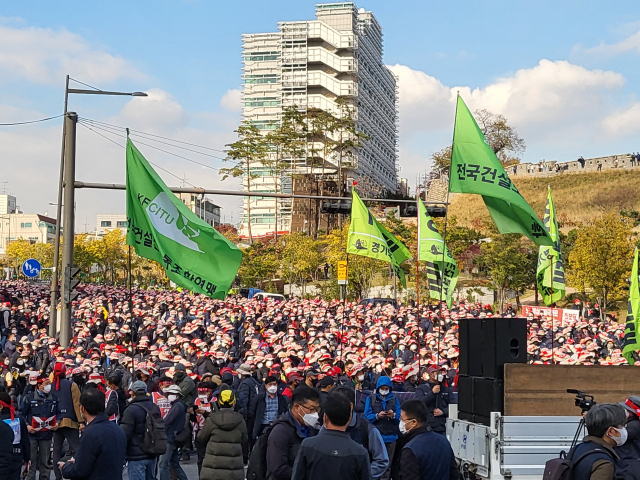 13일 오후 2시께 서울 동대문역 사거리에 민주노총 조합원들이 운집해 노동자대회를 진행하고 있다./심기문 기자