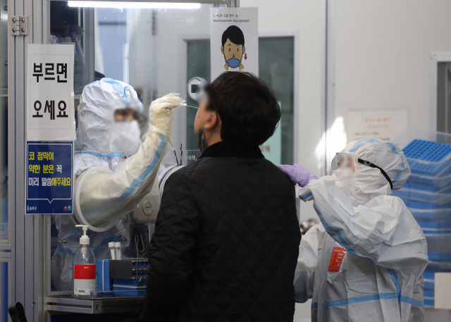 지난 12일 서울 송파구 보건소 선별진료소에서 시민들이 신종 코로나바이러스 감염증(코로나19) 검사를 받고 있다. /연합뉴스