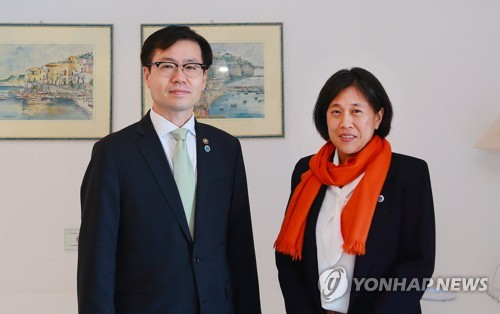 여한구(왼쪽) 산업통상자원부 통상교섭본부장과 캐서린 타이 미국 무역대표부(USTR) 대표가 지난달 12일(현지 시간) 이탈리아 소렌토에서 만나 기념 촬영을 하고 있다./사진 제공=산업부