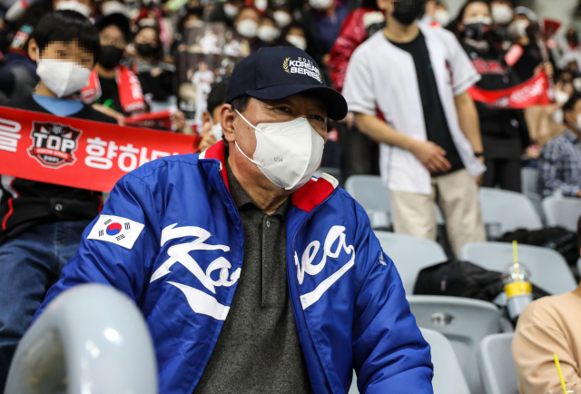 윤석열 국민의힘 대선 후보가 14일 오후 서울 구로구 고척스카이돔에서 열린 2021 프로야구 포스트시즌 한국시리즈 1차전 두산 베어스와 kt wiz의 경기를 찾아 경기를 관람하고 있다./연합뉴스