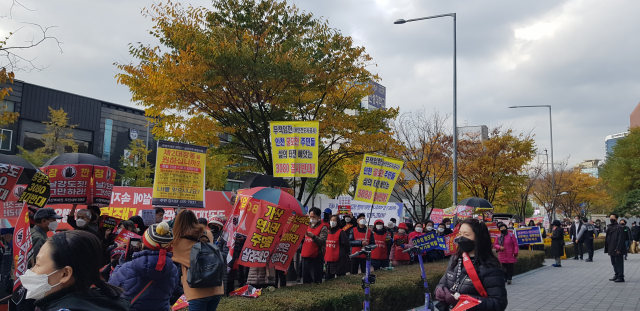 ‘3080+ 공공주도반대전국연합’(공반연)에 참여한 도심 공공주택복합사업 후보지 주민들이 13일 서울 용산구 동자동 LH 수도권주택공급특별본부 앞에서 사업 반대 집회를 진행하고 있다. /사진제공=공반연