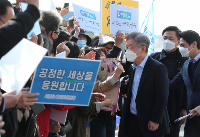 이재명 더불어민주당 대선 후보가 14일 '매타버스'(매주 타는 민생버스) 행보 사흘째인 14일 경남 사천 한국항공우주산업(KAI)에 도착해 지지자들과 인사하고 있다. /사천=연합뉴스