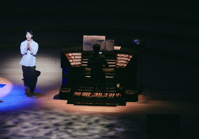 마임이스트 한승렬(왼쪽)이 오르간 연주에 맞춰 동화 속 캐릭터를 연기하고 있다./롯데콘서트홀