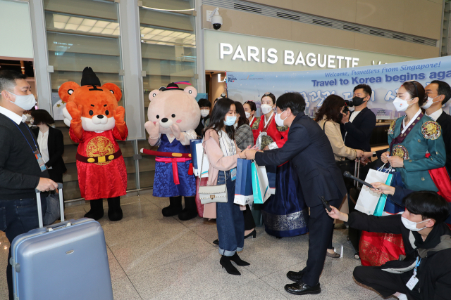 15일 인천국제공항 제2여객터미널 입국장에서 한국관광공사와 인천국제공항공사 주최로 싱가포르 관광객 환대행사가 열렸다. 이날은 여행안전권역 협정에 따라 무격리로 싱가포르 관광객이 입국한 첫날이다. /사진제공=한국관광공사