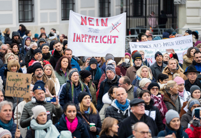 14일(현지 시간) 오스트리아 수도 빈의 발 하우스 광장에서 시위대가 코로나19 백신 미접종자의 외출 금지령에 항의하는 시위를 벌이고 있다./AFP연합뉴스