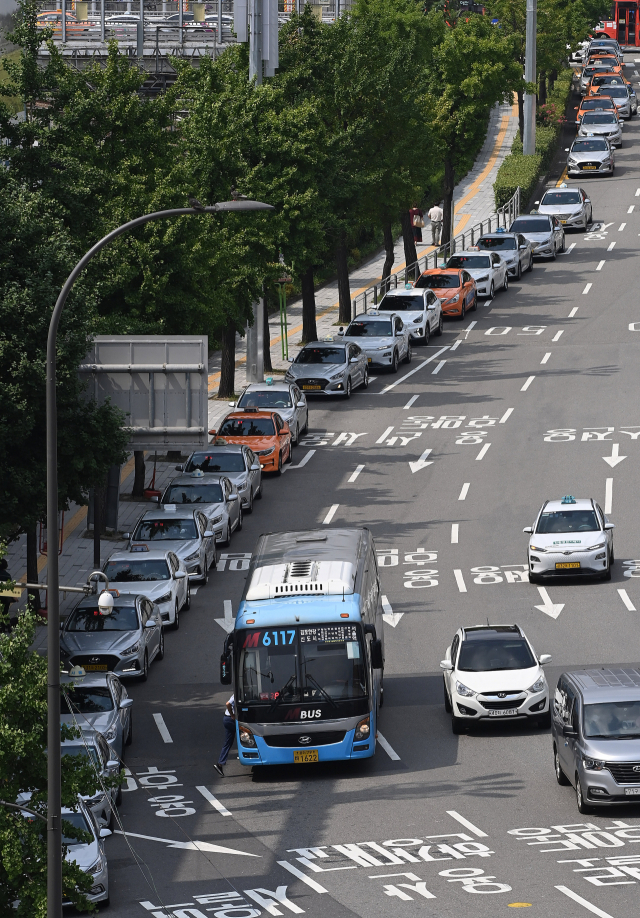 서울역 택시 승차장에 승객을 기다리는 택시들이 줄지어 서 있다. /오승현 기자