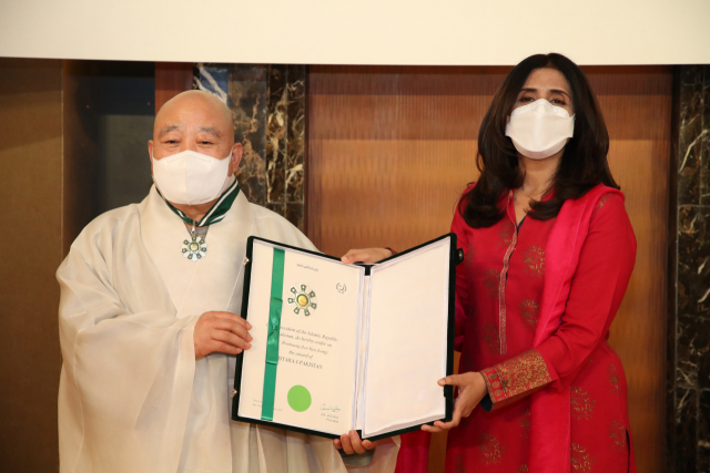 원행스님 파키스탄 정부로부터 ‘파키스탄의 별’ 명예훈장을 받고 있다./사진제공=조계종