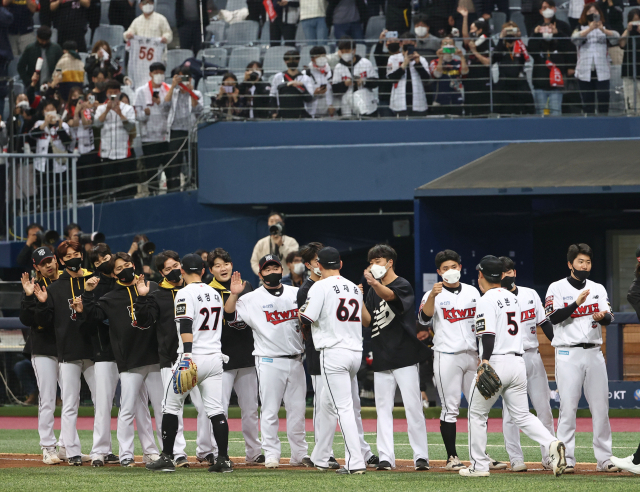 15일 서울 고척스카이돔에서 열린 2021 프로야구 포스트시즌 한국시리즈 2차전에서 KT 위즈가 두산 베어스를 상대로 6-1로 승리를 거둔 뒤 선수들을 격려하고 있다./연합뉴스