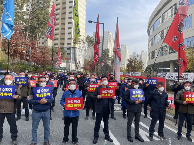 한국농업경영인중앙연합회(한농연)가 15일 정부세종청사 기획재정부 정문 앞에서 '농민 생존권 사수 한농연 총궐기 대회'를 열고 내년도 농업예산 확대 편성 등을 요구하고 있다. /사진제공=한농연