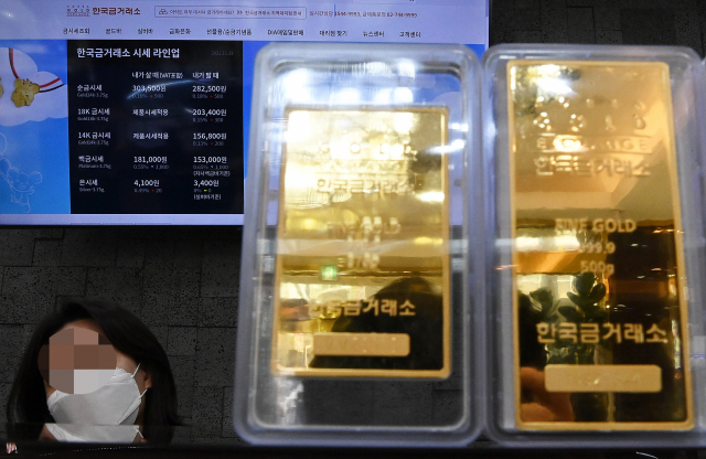 금값이 올해 최고가를 기록하는 등 연일 상승 곡선을 그리고 있는 15일 서울 종로구 한국금거래소 종로본점에 이날 금 시세가 표시되고 있다./오승현 기자