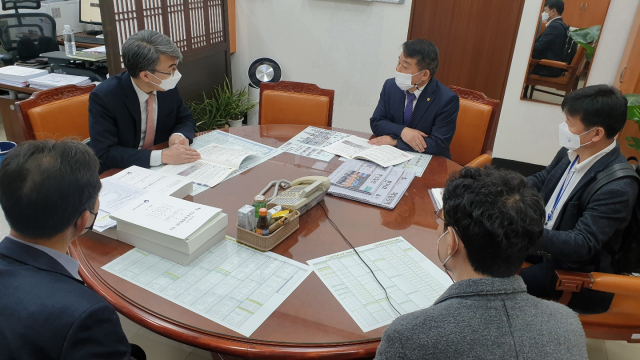 서철모(사진 맞은편 오른쪽) 대전시 행정부시장이 국회를 찾아 2022년도 대전시 현안사업에 대한 국비확보 활동을 펼치고 있다. 사진제공=대전시