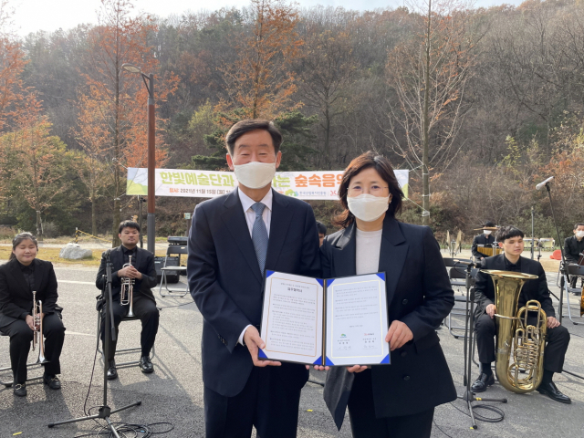 한국산림복지진흥원 이창재(왼쪽) 원장과 한빛예술단 김양수(오른쪽) 단장이 업무협약을 체결하고 있다. 사진제공=한국산림복지진흥원