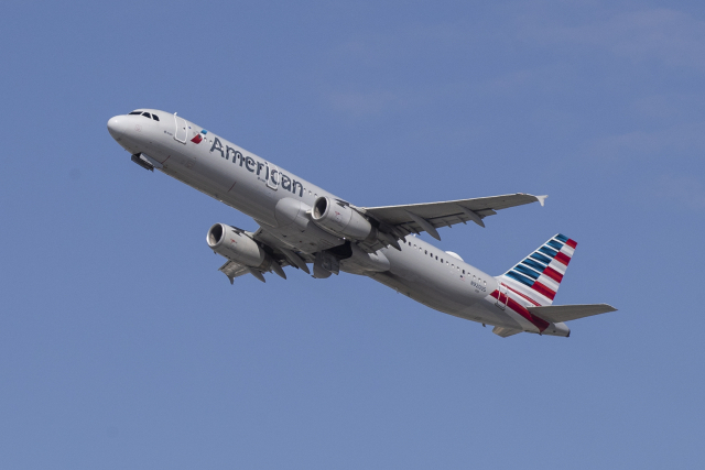 미국 항공사 아메리칸에어라인의 항공기가 지난 9월 미국 로스앤젤레스(LA) 공항에서 이륙하고 있다. 이 항공기는 에어버스가 제작한 인기 기종인 A321 모델이다. /EPA연합뉴스