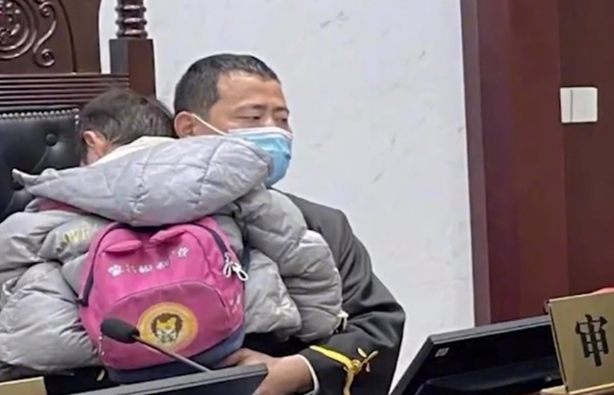 부모의 이혼 소송 재판 중 울음을 터뜨린 아이를 안아준 중국 판사/사진=중국 SNS 캡처