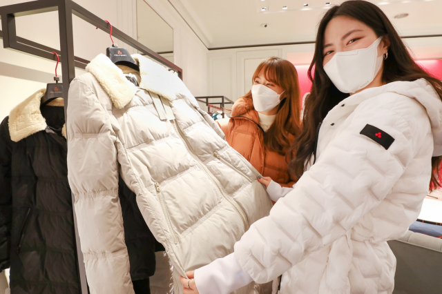 현대백화점에서 고객들이 겨울 의류 상품을 살펴보고 있다./사진 제공=현대백화점