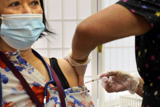 지난 9월 미국 뉴욕에서 한 여성이 코로나19 백신을 접종받고 있다./AP연합뉴스