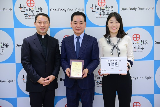 사진설명 : 10월 25일 서울 명동 한마음한몸운동본부에서 열린 성금 전달식 중 기념사진 - 왼쪽부터 김정환 한마음한몸운동본부 본부장, 엑스오비스 이근창 부회장, 엑스오비스 임은영 부장, 사진제공=(주)엑스오비스