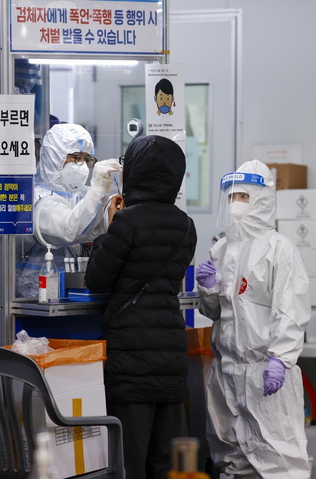 코로나19 선별진료소에서 한 시민이 검사를 받고 있다. /연합뉴스