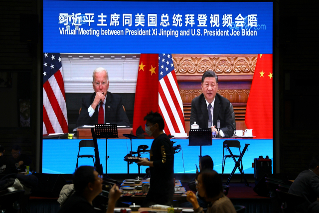 16일 시진핑 중국 국가주석(오른쪽)이 베이징에서 조 바이든 미국 대통령과 화상 회담을 하고 있다. 두 정상은 이날 총 194분에 이르는 첫 화상 정상회담을 했다 /로이터연합뉴스
