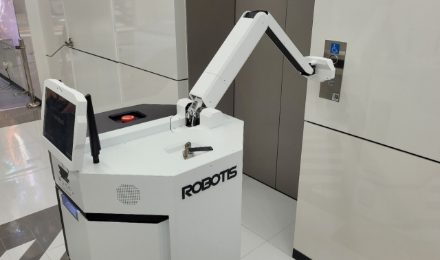 로보티즈의 자율주행 실내 배송 로봇 ‘집개미’가 엘리베이터 버튼을 누르고 있다. /사진 제공=로보티즈