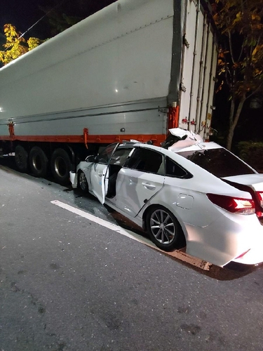 주차된 대형 트럭을 뒤에서 추돌한 승용차의 모습이다. /연합뉴스
