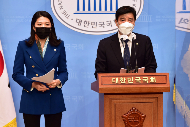 이해식(오른쪽) 더불어민주당 의원과 신현영 의원이 지난 12일 국회 소통관에서 이재명 대선 후보 부인 김혜경 씨의 부상 경위 관련 기자회견을 하고 있다. /권욱 기자