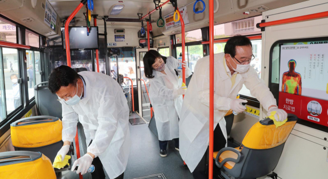 송철호(오른쪽) 울산시장이 코로나19 감염 예방을 위해 시내버스에서 방역 작업을 진행하고 있다. /사진 제공=울산시