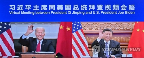 (베이징 신화=연합뉴스) 16일 시진핑 중국 국가주석(오른쪽)이 베이징에서 조 바이든 미국 대통령과 화상 회담을 시작하며 손을 흔들어 인사하고 있다. 두 정상은 이날 총 194분에 이르는 첫 화상 정상회담을 했다. 2021.11.16 knhknh@yna.co.kr