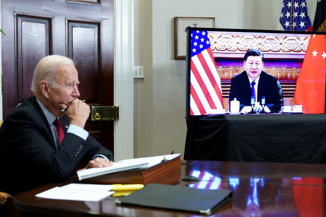 조 바이든(왼쪽) 미국 대통령이 16일 워싱턴DC 백악관의 루스벨트 룸에서 화상을 통해 시진핑 중국 국가주석과 정상회담을 하고 있다. /연합뉴스