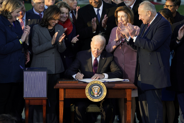 조 바이든(가운데) 미국 대통령이 15일(현지 시간) 워싱턴DC 백악관의 사우스론에서 ‘인프라 투자 및 일자리 창출 법안’에 서명하고 있다. /AP연합뉴스