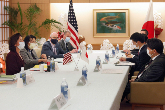 15일 일본 도쿄에서 지나 레이몬도 미 상무부 장관과 하야시 요시마사 일본 외무상이 회담을 갖고 있다./AFP연합뉴스