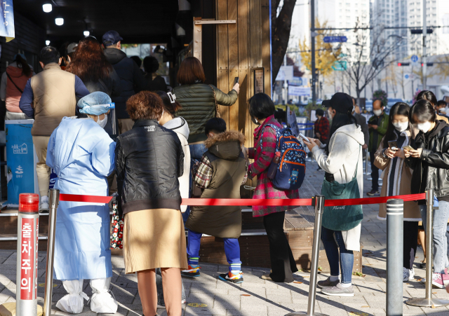 신종 코로나바이러스 감염증(코로나19) 위중증 환자가 500명에 육박한 16일 오전 서울 송파보건소 코로나19 선별진료소에서 검사를 받으려는 시민들이 대기하고 있다. /연합뉴스