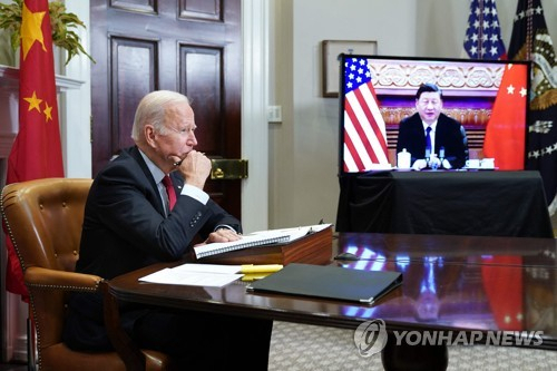 조 바이든 미국 대통령과 시진핑 중국 국가주석이 화상으로 정상회담하고 있는 모습./AFP연합뉴스