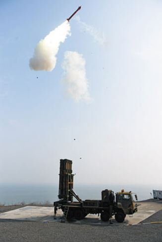 탄도탄 잡는 최신 국산 지대공 미사일인 천궁-2(M-SAM 블럭-Ⅱ)의 시험발사 장면