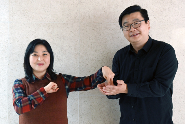 수어 통역사 김홍남(왼쪽), 최황순씨가 연극 ‘스카팽’의 대표 대사인 ‘도대체 군함엔 왜 탔어’를 수어로 표현하고 있다./사진=성형주기자