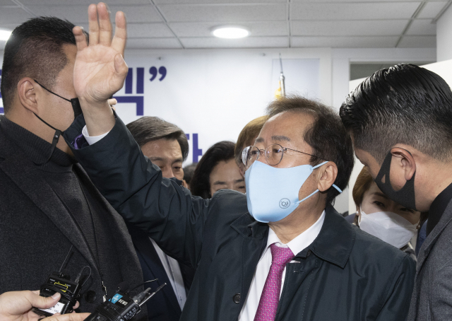 홍준표 국민의힘 의원이 서울 여의도 선거캠프에서 열린 해단식에서 지지자들에게 손을 들어 인사를 하고 있다.