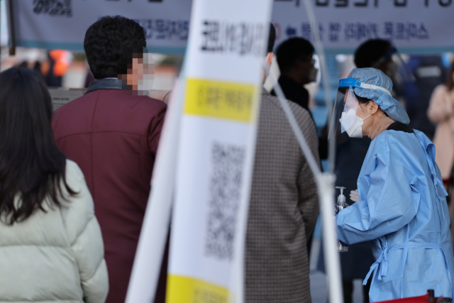 코로나19 임시선별진료소에서 의료진이 검사를 진행하고 있다./연합뉴스