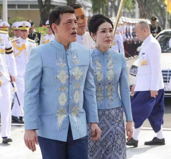 마하 와치랄롱꼰(왼쪽) 태국 국왕과 후궁 시니낫/사진=트위터 캡처