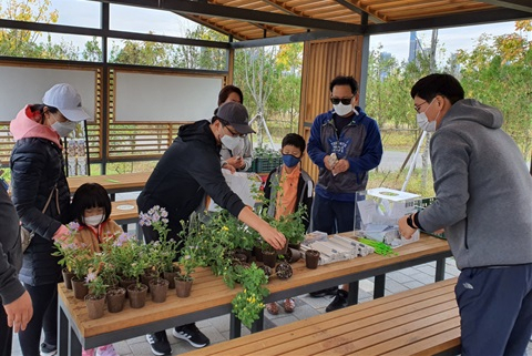 정원식물 선호도 조사를 실시한 후 조사 참여자들에게 정원식물을 나눠주고 있다. 사진제공=한국수목원정원관리원