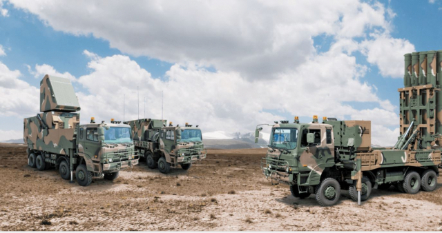 천궁-2 미사일 포대의 모습. 오른쪽부터 이동식 미사일 발사 차량, 지휘통제소, 이동식 다기능 레이더 차량이다. /사진 제공=LIG넥스원