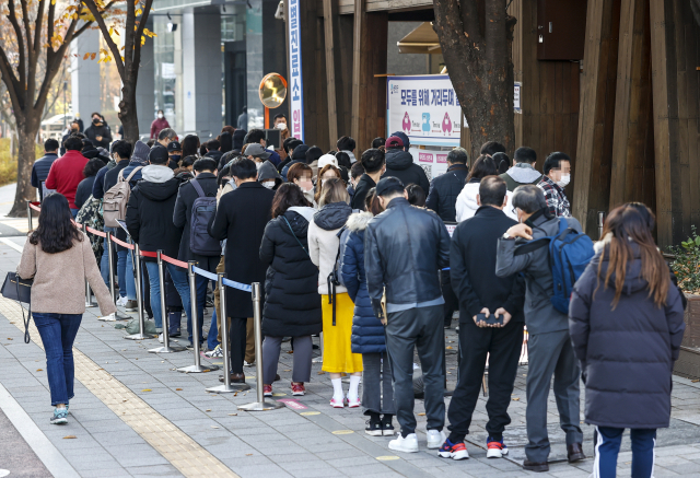 17일 오전 서울 송파보건소 코로나19 선별 진료소에서 검사를 받으려는 시민들이 대기하고 있다. /연합뉴스