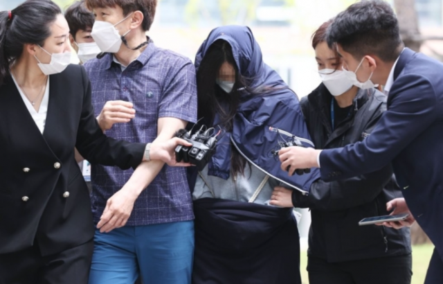 음주운전으로 사망 사고를 낸 운전자 권 모(30)씨가 지난 5월 25일 오전 서울동부지방법원에서 열린 구속 전 피의자 심문(영장실질심사)에 출석하고 있다./연합뉴스