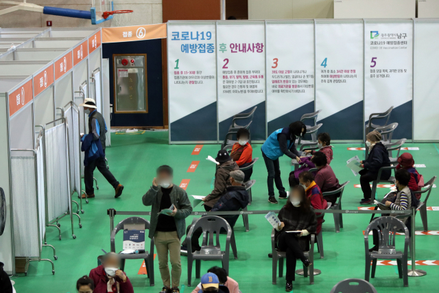 지난 15일 오전 광주 남구 다목적체육관에 마련된 코로나19 예방접종센터에서 백신 추가접종(부스터샷)을 받으러 온 주민이 순서를 기다리고 있다./연합뉴스