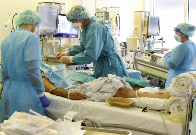 최근 독일 동부 라이프치히의 한 대학 병원 응급 병동에서 의료진이 환자의 상태를 확인하고 있다. /AP연합뉴스