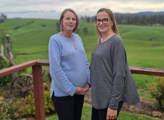 호주 태즈매이니아주 릴리데일 지역에 사는 마리 아놀드가 희귀병인 마이어-로키탄스키-쿠스터-하우저(MRKH) 증후군을 앓는 딸 메건 화이트(28)를 위해 대리 출산을 결심했다는 소식이 알려져 화제가 되고 있다. /더 선 캡처