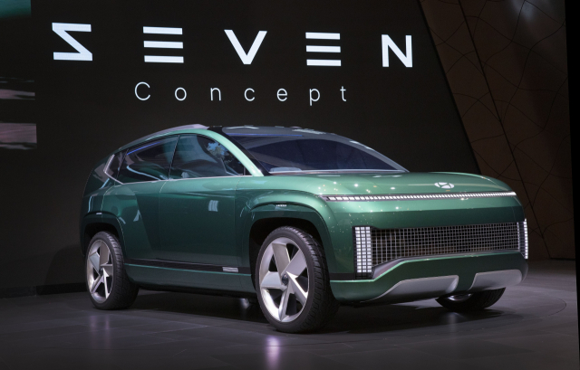 현대자동차그룹이 현지시각 17일 미국 LA모터쇼에서 차세대 전기 스포츠유틸리티차량(SUV)인 ‘세븐’을 공개했다./사진제공=현대자동차