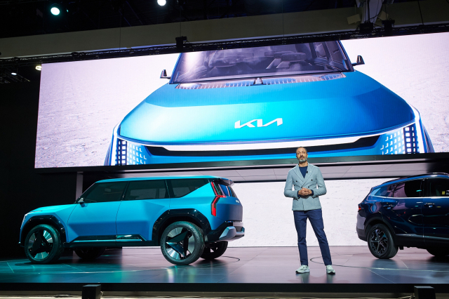 기아 디자인담당 카림 하비브(Karim Habib) 전무가 현지시각 17일 미국 LA모터쇼에서 콘셉트 EV9 디자인 발표를 하고 있다./사진제공=현대자동차그룹