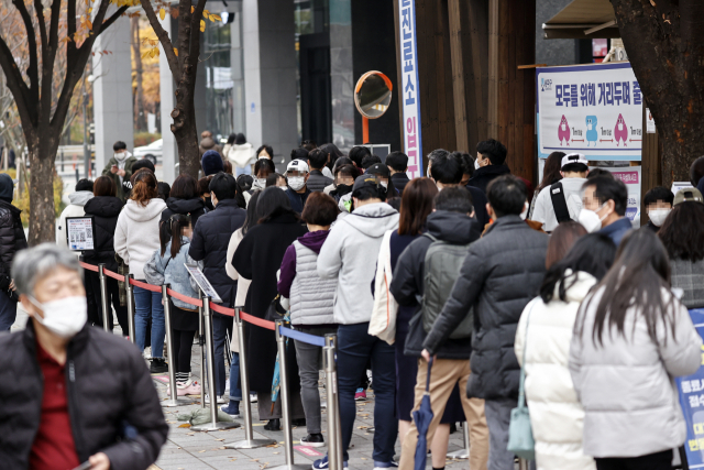18일 오전 서울 송파보건소 코로나19 선별진료소에서 검사를 받으려는 시민들이 대기하고 있다./연합뉴스